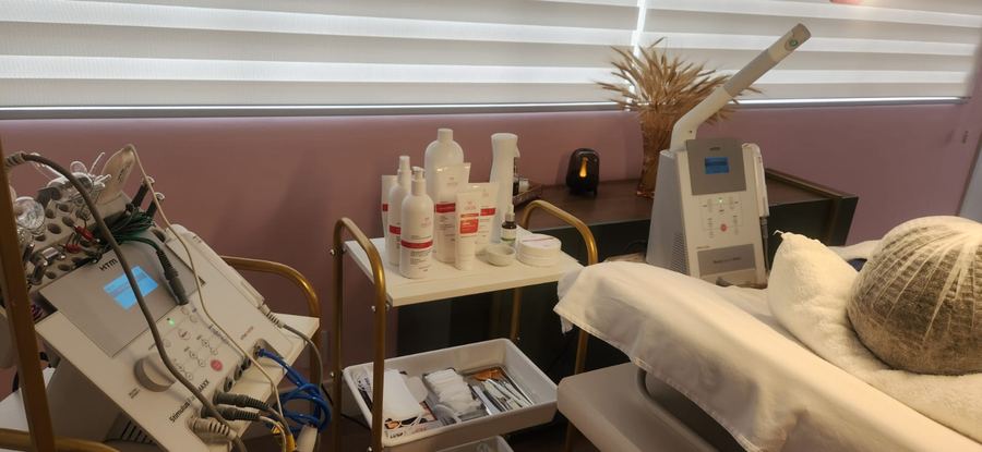 Aparelhos profissionais HTM utilizados na estética Adriana Reis em Moema