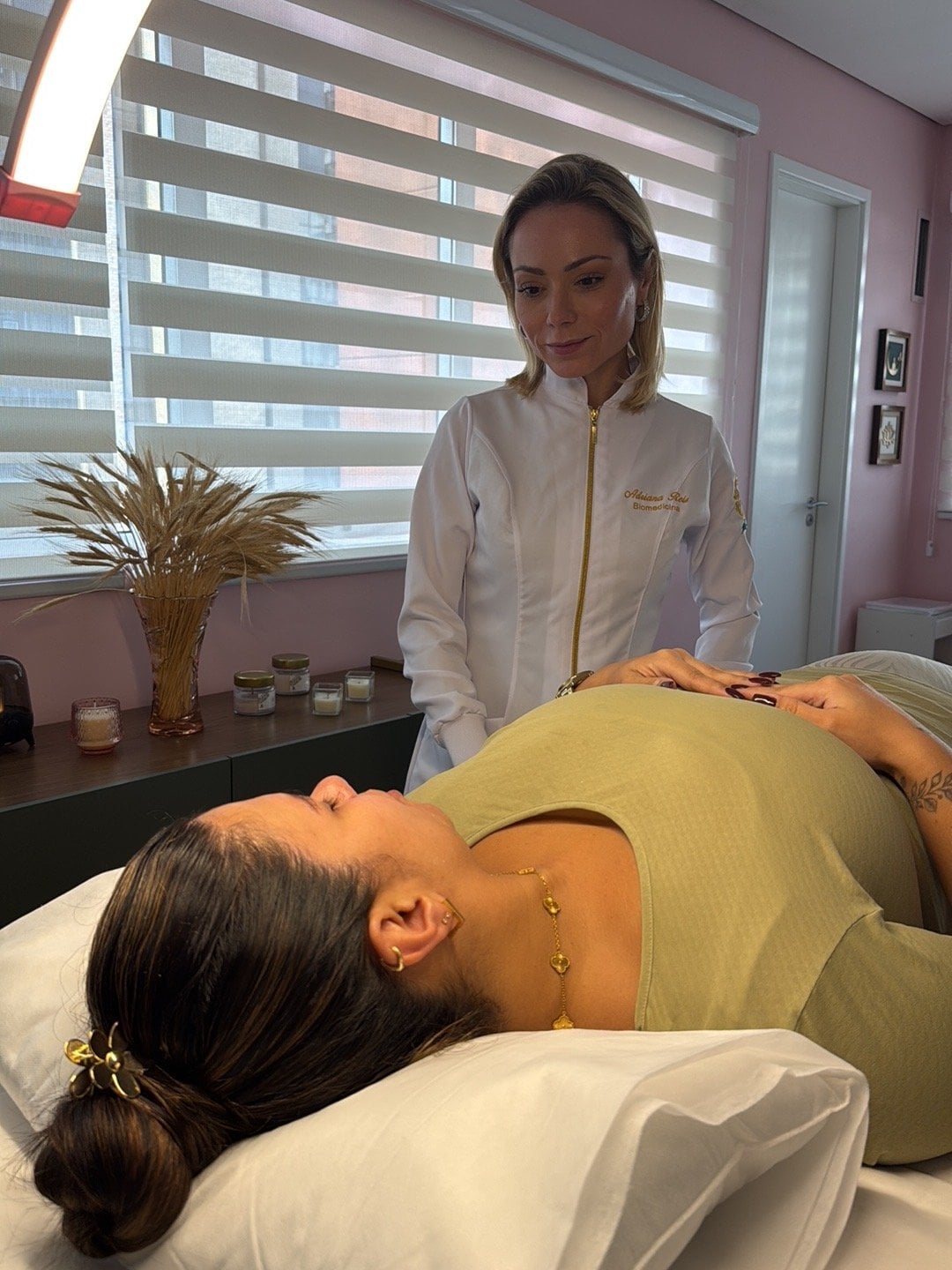 Adriana Reis em atendimento de estética facial