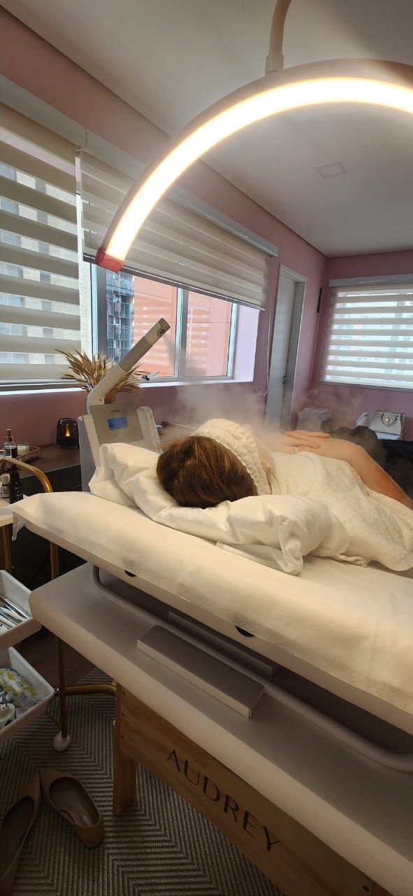 Cliente em atendimento de estética facial em Moema com vapor de ozônio